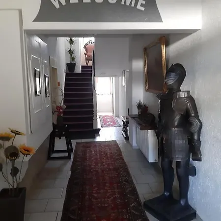 City Hotel *